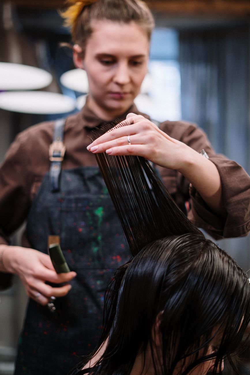 Damenschnitt im Salon Klara