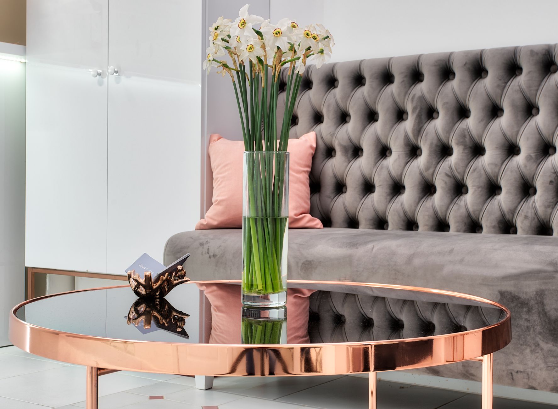Lounge-Ecke im Salon Klara mit weichen Polstern und warmem Licht